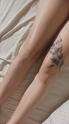 Tatuagem de folhas no joelho Botanical Knee Wrap Tattoo, Upper Knee Tattoo Women Words, Plant Tattoo Thigh, Leaves Knee Tattoo, Leg Tattoos Women Knee, Plant Tattoo Leg, Plant Leg Tattoo, Upper Knee Tattoo Women, Upper Knee Tattoo