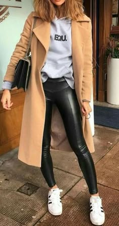 Trendy Street Style Outfits, Lederhosen Outfit, Fall Fashion Coats, Look Legging, Tan Coat, Coat Street Style, Black Leather Pants