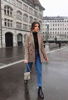 8 blazers juveniles y elegantes para ir a la oficina en invierno | Mujer de 10 Spring Outfit Women, Outfit Casual Chic, Fashion Edgy, Coat Outfit, Blazer Outfit, Checked Blazer, Winter Outfits For Work