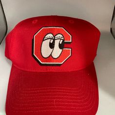 a red hat with the letter g on it