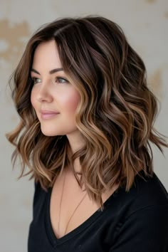 Collarbone Length Haircuts With Layers, Low Maintenance Ombre Brunettes, Medium Brunette Hair Styles, Short Brunette Hair With Balayage, Mid Length Hair Loose Curls, Mid Length Hairstyles Oval Face, Plus Size Brunette Hairstyles, Balayage Hair With Bangs Mid Length, Shoulder Length Hair Styles Curly