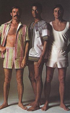 Douglas Barr (right) modeling men's beachwear, 1970's 80s Workout Outfit, Street Style Sporty, Vintage Librarian, Poolside Outfit, Outfit Male, Vintage Loungewear, Party Outfit Men, Beach Party Outfits, Pool Party Outfits