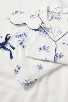 Gift your bridesmaids the comfort of Indigo Floral pajama sets, ideal for your wedding day morning. #BridesmaidPJs #WeddingDayEssentials #IndigoFloral #PetitePlume #LuxuryPajamas Blue Floral Pajamas, Pajama Ideas For Women, Pyjama Sets Women, Wedding Day Morning, Brand Board Design, Bridesmaid Pjs, Floral Pajama Set, Indigo Floral, Bridesmaid Pyjamas