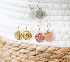 Filigree earrings with geometric pendants. ≫ Dimensions: 1.5 cm diameter Total length approx. 2.9 cm ≫ M̲a̲t̲e̲r̲i̲a̲l̲:̲ Brass coated Ear hooks: stainless steel or 925 sterling silver in the matching color. ≫ Colours: Gold / Silver / Rose Gold ≫ Manufacturing method: High quality jewelry material put together and bent. ≫ 1 pair each in the desired color. * *Gift box at extra charge Light Earrings, Filigree Earrings, Disc Earrings, Earrings Bohemian, Geometric Pendant, Ear Hook, Light Weight Earrings, Silver Rose Gold, High Quality Jewelry