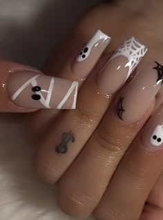 Simple Cute Nails Halloween, Cute Black Halloween Nails, Spooky Halloween Nails Short Almond, Spooky Nails Inspiration, Medium Length Nails Halloween, Halloween Nail Ideas Acrylic Coffin, Horror Nails Halloween Simple, Halloween Nail Ideas Coffin, Halloween Nail Ideas 2023