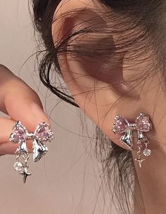 قلادات متدلية, Pink Crystal Earrings, Desain Quilling, Jewelry Lookbook, Bow Earrings, Trendy Earrings, Fancy Jewelry, Girly Jewelry