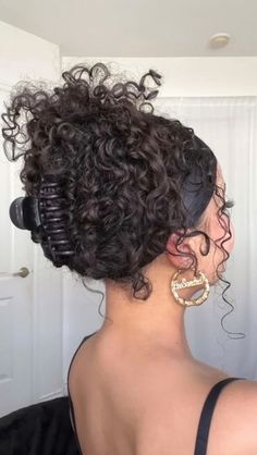 Curly Hairstyles Clipped Back, Mixed Curly Hair Claw Clip, Long Curly Hair In Claw Clip, Hair Styles With Hair Claw, Hair Clips In Curly Hair, Hair Designs For Curly Hair, Claw Clip Hairstyles For Medium Length Curly Hair, Curly Hair Pinned Up, Curly Hair Styles Claw Clip