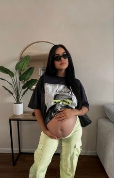 Trendy Outfits Maternity, Pregnant Edgy Outfits, Pregnant Cute Outfits, Concert Outfit Ideas Pregnant, Pregnacy Summer Outfit, Baby Mama Outfits, Y2k Maternity Outfits, Pregnancy Festival Outfit, Maternity Looks Summer