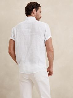 Luxurious, beautiful and naturally breathable, this linen shirt is crafted from 100% linen so it stays crisp and cool even in heat and humidity.  Standard fit.  Button-down collar with button-front closure.  Chest pocket.  Shirttail hem.  Standard fit.  Short sleeves.  Hip length.  Model: Size M, 6'2" (188cm). Button Down Collar, Curator Style, Hip Length, Shirt White, Linen Shirt, Chest Pocket, Banana Republic, Short Sleeves, Heat