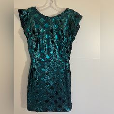 New With Tag Never Worn Emerald Green Short Sequin Dress Absolutely Gorgeous! Green Knee-length Sequin Mini Dress, Green Short Sleeve Party Dress, Green Sequined Short Sleeve Dress, Glamorous Green Short Sleeve Dress, Green Sequined Knee-length Dress, Green Sequin Knee-length Dress, Green Knee-length Sequin Dress, Green Short Sleeve Mini Dress For Party, Knee-length Green Sequin Dress