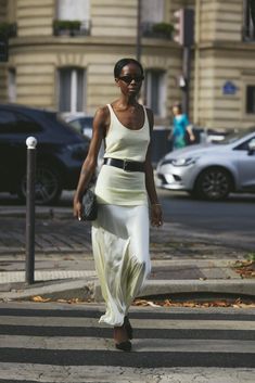 Paris SS24 full gallery – Sandra Semburg Summer Paris Street Style, 90s Minimalism Fashion Summer, Street Style Summer Casual, European Spring, Rome Outfits, Holiday Dressing, Summer Pieces, Tokyo Street Style, Mama Style