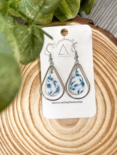 🫶🏼hand made clay earrings  🫶🏼gorgeous floral blue pattern 🫶🏼lightweight  🫶🏼hypoallergenic  🫶🏼avoid getting wet 🫶🏼Sterling silver Earrings Unique, Pretty Earrings, Light Weight Earrings, Unique Earrings, Earrings Silver, Blue Pattern, Clay Earrings, Jewelry Earrings Dangle, Silver Earrings