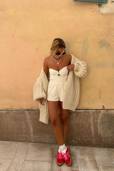 Adidas Gazelle Outfit, Chica Chola, White Workout Top, Dinner Outfit Casual, Outfit Beige, Sweat Gris, Outdoor Streetwear, Dress Code Casual