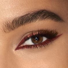 Copper Charge Eyeliner Model 2 Makeup For Red Dress Brown Eyes, Copper Eyeliner Looks, Fox Eye Eyeshadow, Colour Eyeliner Looks, Red Simple Makeup Look, Make Up Looks For Red Dress, Coloured Eyeliner Looks, Light Red Makeup, Makeup For Copper Hair