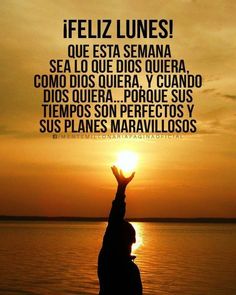 a person standing in front of the sun with their hands up and saying, feliz lunaes que est semana