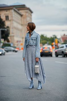 Stockholm Fashion Week S/S 2019 - The Style Stalker - Street Style by Szymon Brzóska Stockholm Fashion Week, Hippie Mode, Denim Street Style, Boho Mode, Stockholm Street Style, Stockholm Fashion, Spring Street Style, Fashion Weeks