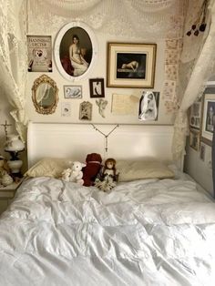 Vintage Inspired Room Decor, Feminine Chic Bedroom, Orion Carloto Room, Cream Wall Bedroom Ideas, On Base Housing Decor, Princess Cottagecore Room, Bohemian House Aesthetic, Old Lady Room Aesthetic, Italy Aesthetic Bedroom