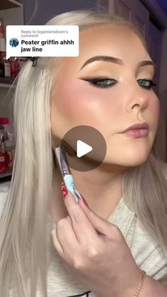 Courtney Worsham on Instagram: "double chin contour for a SNATCHED jawline 💁🏼‍♀️ #makeuptutorials #makeuplooks #jawlinecontouring #contour #contourtutorial #contouring #contourhacks #doublechincontour" Contouring A Square Face, How To Contour Your Double Chin, Double Chin Contouring, Jawline Contouring Makeup, Contour Chin And Jaw, Hairstyle For Double Chin Face, Contouring Double Chin, Double Chin Makeup Contouring, Contour For Double Chin