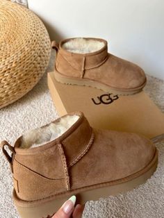 Stile Blair Waldorf, Pretty Sneakers, Gilmore Girl, Dr Shoes, Preppy Shoes, Pretty Shoes Sneakers, Ugg Classic Ultra Mini, Ugg Mini