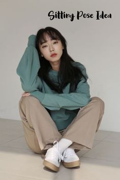 Sitting Pose Reference, Photographie Portrait Inspiration, People Poses, 사진 촬영 포즈, Female Pose Reference, Body Reference Poses, Sitting Poses, Human Poses Reference, Foto Poses