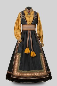 Gaun Abad Pertengahan, Dead Leaves, Folk Dresses, Fantasy Dress, Historical Costume, Folk Costume, Yellow And Black