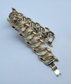 Elegant link bracelet in excellent pre-loved condition. Marked "Lisner with copyright"  . Measures 7" long and 3/4" wide. Perfect for any occasion. Bracelet Vintage, Chain Link Bracelet, Link Bracelets, Chain Link, Jewelry Bracelets, Gold Tones, Bracelet, Chain, Gold