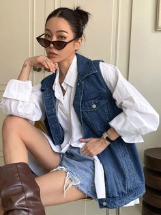 Denim Vest Outfit, Black Denim Vest, Denim Coat Women, Moda Jeans, Outfit Jeans, Vest Outfits, Mode Inspo, Inspired Outfits, Denim Jacket Women