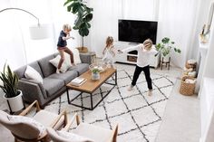 Grey Sofa Living Room, Grey Couch Living Room, Gray Sofa, Family Room Design, Living Room Decor Apartment, Living Room Inspo, Boho Living Room, New Living Room, Couches Living Room