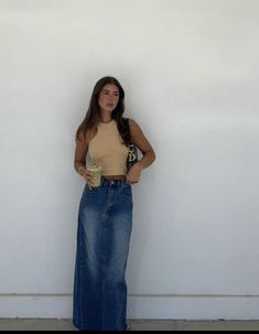 Aesthetic Long Denim Skirt Outfit, Denim Maxi Skirt Summer, Maxi Jean Skirt Outfits Summer, Long Jean Skirt Outfits Summer, Jean Maxi Skirt Outfit, Long Denim Skirt Outfit Street Styles, Maxi Jean Skirt Outfits, Outfits With Denim Skirt, Jean Skirt Outfits Summer