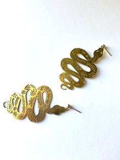 #goldsnake #snakeearrings #lightweightearrings #egyptianrevival #snakepostearrings #14kgoldfill #forsensitiveears #goldserpent #serpentdangles #cleopatraearrings #giftfordoctor #giftfornurse #artdecosnakes #minusonejewelry #bohojewelry #1970s #vintagestyle #discojewelry #franklloydwright #artdecojewelry Ears Art, Gold Snake Earrings, Egyptian Revival Jewelry, 1920s Jewelry, Art Deco Gold, Light As A Feather, Snake Jewelry, Egyptian Revival, Snake Earrings