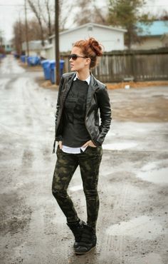 Camo Joggers Outfit Women, Fashion Boots Outfits, Mode Edgy, Army Pants Outfit, Camo Pant, Military Camouflage Parka For Fall, Military Cargo Style Camouflage Jeans, Military Style Camouflage Pants For Hunting, Spring Military Camouflage Pants