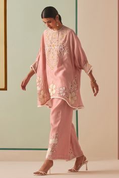 Pakistani Kurta, Indian Bride Outfits, Pakistani Fashion Casual, Dream Wedding Ideas Dresses, Boutique Dress Designs, Kinds Of Clothes, Embellished Top