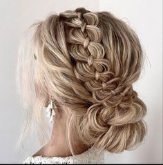 Classic Updo Wedding, Grad Hair, Bridemaids Hairstyles, Cute Prom Hairstyles, Wedding Updos, Prom Inspo, Guest Hair