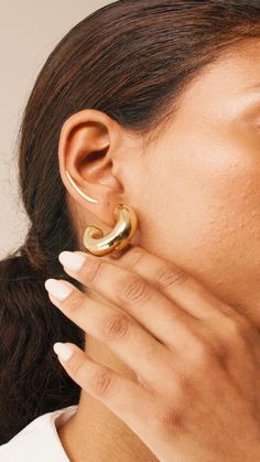 Get ready to indulge in style with our newest drop: the yummiest hoops ever! Straight from the oven, our bagel hoops are a basic perfect from day to night, just like your favorite bagels. Whether you're craving a touch of whimsy or a sprinkle of elegance, these hoops have you covered. Ear Party, Ear Style, Minimalist Chic, Ear Stack, Spring Outfit, Gold Jewelry, 18k Gold, Silver Jewelry, Hoop Earrings