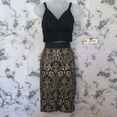 Large Black & Gold Damask Print Stretch Midi Pencil Bodycon Skirt Brand: Forever 21 Size: Large Color: Black & Gold Style: Damask Print Midi Bodycon Skirt Condition: Nwot - Never Worn - Tag Fell Off Additional Details: Excellent Condition, Never Worn, May Have Matching Top (Will Post If I Find) Sleek Length, Great With Heels, Perfect To Dress Up For A Night Out, Or Pair With A Warm Sweater & Red Lip For A Holiday Party, This Damask Print Is Sure To Add Lux To Any Outfit All Of These Are Sold Out Forever 21 Fitted Pencil Mini Skirt, Forever 21 Fitted Pencil Skirt, Party Stretch Skirt From Forever 21, Bodycon Midi Skirt, Warm Sweater, Bodycon Skirt, Damask Print, Red Lip, Warm Sweaters