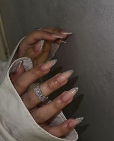 Outline Glitter Nails, Sparkly Acrylic Nail Designs, White Glitter Dress Short Sparkle, Silver Jewel Nails, Almond Nails Sparkle Glitter, Glitter Lines Nails, Graduation Nails Silver, Glitter Fade Acrylic Nails, Sliver Almonds Nails