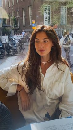 Scandinavian Street Style Women, Face Poses For Pictures Instagram, Clean Girl Aesthetic Brunette, Mid To Long Length Hair, Long Brunette Hair Aesthetic, Classy Outfits 2023, Brunette Outfits Aesthetic, Chill Sunday Aesthetic, Ootd Picture Ideas