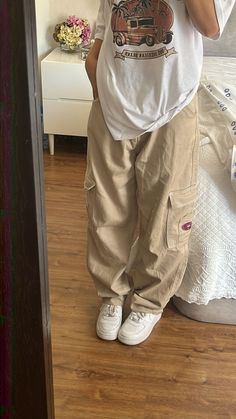 Oversized Tshirt And Cargo Pants Outfit, Beggy Outfit Girl, Trendy Baggy Beige Cargo Pants, Brown Oversized Shirt Outfit, Baggy Beige Cargo Pants, Baggy Beige Cargo Jeans, Baggy Beige Jeans With Pockets, Big Pants Small Shirt, Outfits Oversize