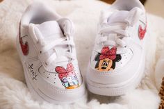 Nike air force 1 Minnie and daisy themed with pink glitter Nike badges ✨ - If you wish, it is possible to personalize the sneakers with a first name. - If you want another character in particular, do not hesitate to contact us by private message. Here all our creations are hand painted by us and made with all our heart! 💗 Imagine your pair of sneakers and we will create it for you So that you are unique and original! ️ ⚜️(each Custom is unique so not identical thank you)⚜️ If you would like any information, please do not hesitate to contact us by private message ☺️ Customizable White Sneakers For Gift, Cute White Custom Sneakers For Streetwear, Customizable White Fun Sneakers, Customizable Fun White Sneakers, Customized White Sneakers As Gift, Customized White Sneakers As A Gift, Customized White Sneakers For Gift, Customizable Low-top Sneakers As A Gift, Customizable Low-top Sneakers As Gift