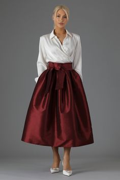 Taffeta skirt with sash included. Skirt has a pockets. Taffeta skirt makes a classical elegant look. This skirt is perfect for any occasion.  Waistline can be made wider or more narrow. Skirt can be made longer or shorter.  More skirts you can see here:  https://www.etsy.com/shop/DesirCouture?ref=seller-platform-mcnav&section_id=40312230 Skirt length 31.5 inches / 80 cm.  In order's note you can write your waist measurements and I will make according to your size. Standard Waist sizes: XXS 24.5 (62cm) XS 26 (66cm) S 28.5 (72cm) S/M 30 (76cm) M 31.5 (80cm) M/L 33 (84) L 34 (86cm) L/XL 34.5 (88cm) XL 35.5 (90cm) Couture Bridesmaid Dresses, Taffeta Skirt, Gown Skirt, Wedding Skirt, Classic Skirts, Womens Skirts, Formal Skirt, Ball Gown Skirt, Formal Dresses Gowns