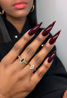 October Nails Fall Acrylic Nails Stiletto, Burgundy Stiletto Nails Design, Burgundy Pointy Nails, Fall Stellio Nails, Fall Nails Pointy, Black Burgundy Nails, November Stiletto Nails, Fall Nails Stilleto Shape, Deep Red Nails Acrylic