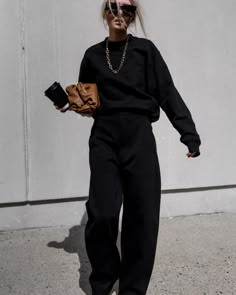 figtny.com | Reinventing the Sweatsuit  #Uniqlo #BottegaVeneta #Balenciaga #Celine #figtny Minimalist Style Outfits, Sunday Attire, Black Sweatsuit, Black Outfit Edgy, Outfits Edgy, Belle Silhouette, Wide Trousers, Print Tank Top, All Black Outfit