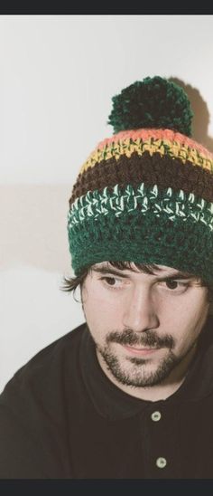 Gorro de lana gruesa tejido a mano,  tanto para hombres como para mujeres. Si lo deseas también podemos hacer el mismo para el niño pequeño de la casa. Es un gorro divertido con rayas de diferentes colores, pero bien diseñado alternando colores formales con otros más atrevidos. Tiene un gran pompón de lana. Será el complemento ideal para tus outfit, es un complemento con mucha personalidad. Es un gorro para ir a pasar el día a la montaña, para los deportes más extremos o para el día a día en la Multicolor Crochet Outdoor Hat, Multicolor Knitted Outdoor Hat, Casual Hand Knitted Curved Brim Beanie, Green Crochet Beanie Hat For Outdoor, Multicolor Yarn Beanie For Outdoor, Green Crochet Beanie For Outdoor, Handmade Multicolor Snapback Hat, Handmade Multicolor Crochet Hat For Outdoor, Multicolor Flat Cap For Outdoor