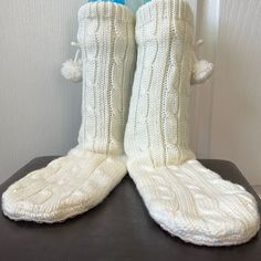 Joeboxer House Slippers/Booties. White Knit With Plush Bottoms. One Size Fits All. 11.5 Inch Bottom. Never Worn. Comfortable White Indoor Socks, One Size Warm White Socks, Casual Indoor Socks, White Warm One-size Socks, Warm White One-size Socks, Casual White Cable Knit Socks, Casual White Knitted Socks, Comfy White Socks For Loungewear, Comfortable White Socks For Loungewear