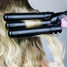 ¡Ondas playeras, bohemias o retro!




 El Triple Barrel Waver presenta un diseño personalizado de tres barriles para crear ondas duraderas y sin arrugas con mayor cuerpo y rebote. Esta herramienta imprescindible para el cabello crea ondas glamorosas playeras, de los 90, bohemias o retro de Hollywood. Apto para uso en todo tipo de cabello.

 ¡Perfecto para todo tipo de cabello!






 Digital, ajustable 180°F - 430°F

 Barriles de cerámica de turmalina

 pantalla LCD

 Consejos interesantes p Hollywood Glam Waves, Hair Straightener Holder, Retro Hollywood, Professional Hair Tools, Glam Waves, Hair Waver, Hair Tool, Beachy Boho, Retro Waves