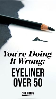 To assist women over 50 in achieving a supple and radiant appearance, we turned to expert makeup artists who provided three simple yet timeless hacks for mastering eyeliner application. #makeup #beautyblog #eyeliner Makeup Free Look, Makeup Looks Over 50 Over 50, Eyeliner For Hooded Eyes Over 50, Makeup After 50 Tips, Eyeliner Over 50 How To Apply, Makeup Older Women Over 50, Down Turned Eyeliner, Eye Makeup For 50 Year Old Women, Eye Makeup For Older Women Over 50