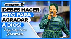 a woman with a microphone in front of a blue sign that says, debes hacer esto para agradar a dios