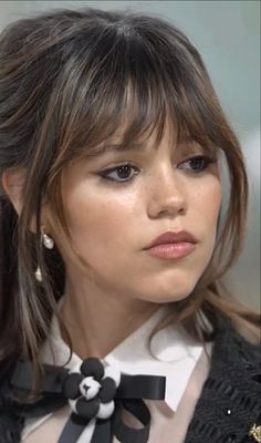 Hair Cuts Ideas With Bangs, Jenna Ortega Met Gala 2023, Jenna Ortega Met Gala, Selena Gomez Bangs, Drastic Haircut, Brunette Fringe, The Met Gala 2023, Body Modification, The Met Gala