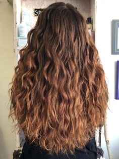 Wavy Hair Balayage, Wavy Hair With Highlights, Lola Hair, Wavy Beach Hair, Brown Hair Inspiration, Brown Wavy Hair, Brown Hair Looks, Textured Curly Hair, Beach Wave Hair