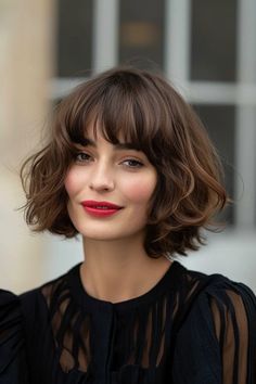 47+ Frisuren: Volleres Haar bei sichtbarer Kopfhaut - hairtastic.de Curly French Bob With Bangs, Styling Pixie Cut, Curly French Bob, Medium Length Hair With Bangs, French Bob, Types Of Hair, Chin Length Hair, Natural Gray Hair, Make Hair